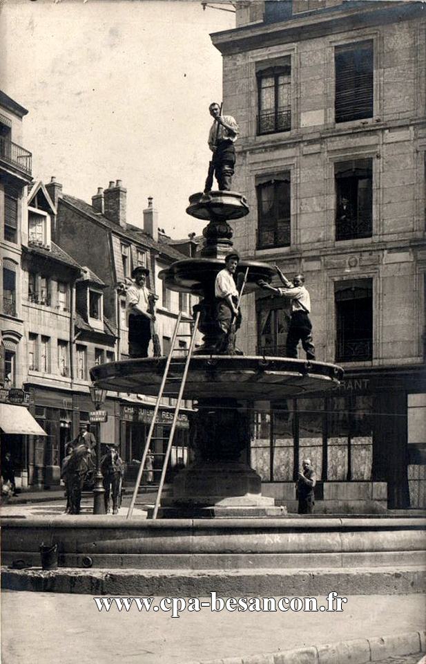 BESANÇON - Rue Battant - Nettoyage de la fontaine Bacchus